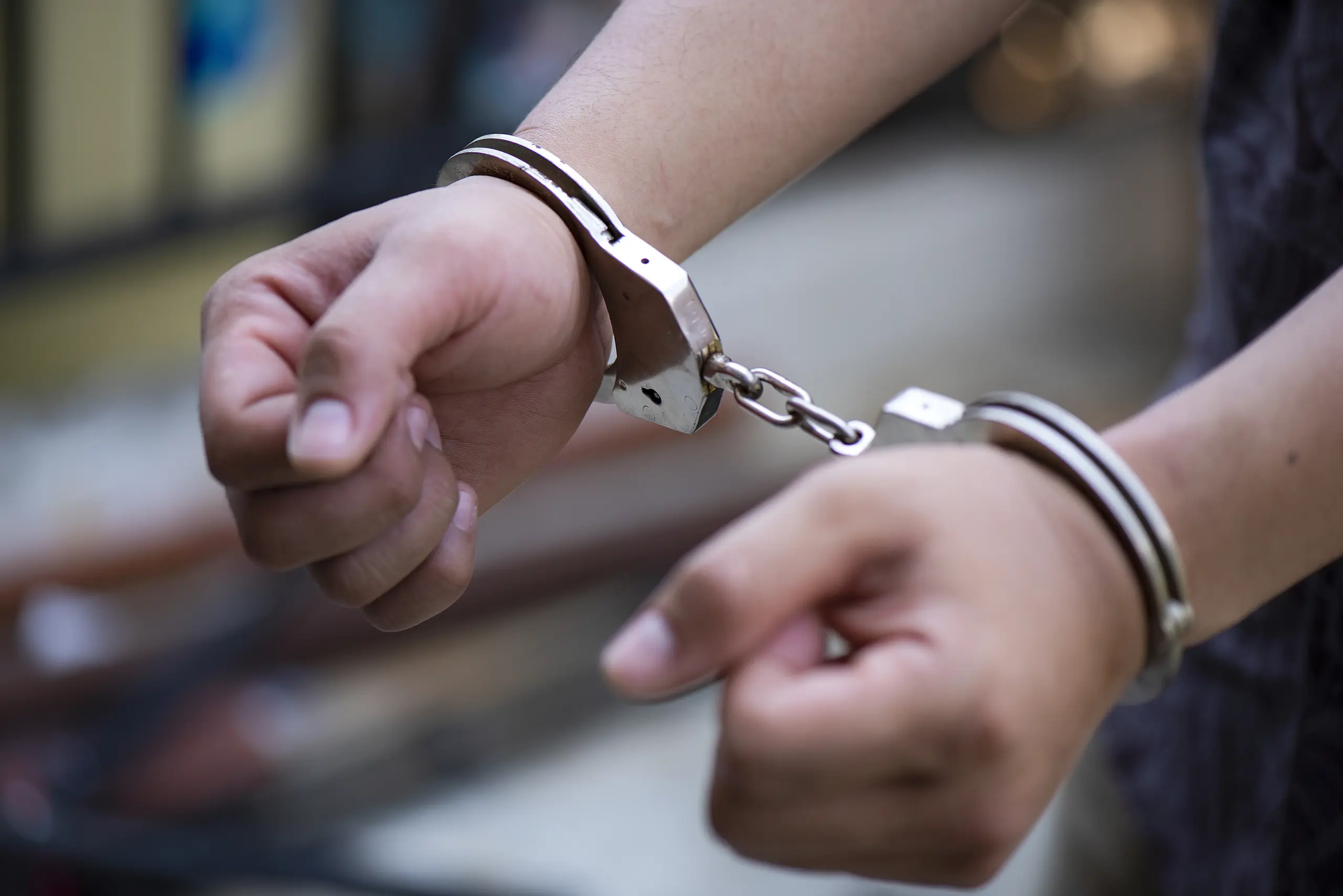 Qué pasa cuando un adolescente es detenido por un delito